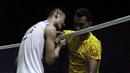 Tunggal putra Indonesia, Tommy Sugiarto, bersalaman dengan pebulutangkis China, Chen Long, pada Blibli Indonesia Open 2019 di Istora Senayan, Jakarta, Rabu (17/7). Tommy kalah 22-20, 14-21 dan 21-17. (Bola.com/Yoppy Renato)