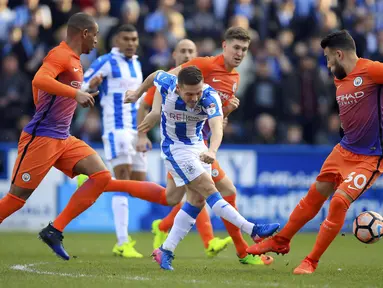 Aksi pemain Huddersfield Town, Jack Payne (tengah) melepaskan tembakan melewati hadangan pemain Manchester City pada putran kelima Piala FA di John Smith's Stadium, Huddersfield, (18/2/2017). Manchester City bermain imbang 0-0. (Mike Egerton/PA via AP)