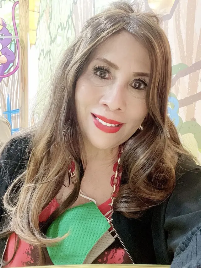 Potret Ibunda Venna Melinda yang Tampil Stylish di Usia Senja