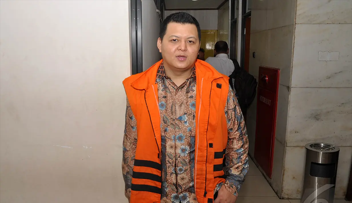  Teddy Renyut meninggalkan ruang sidang Pengadilan Tipikor setelah diputuskan sidang vonisnya ditunda sampai lusa, Jakarta, Senin (27/10/2014). (Liputan6.com/Miftahul Hayat)