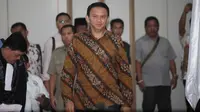 Basuki Tjahaja Purnama atau Ahok berjalan menuju kursi terdakwa untuk menjalani sidang lanjutan di Auditorium Kementan, Jakarta, Selasa (21/2). JPU menghadirkan empat saksi ahli dalam sidang ke sebelas hari ini. (Liputan6.com/Yuniadhi Agung/Pool)