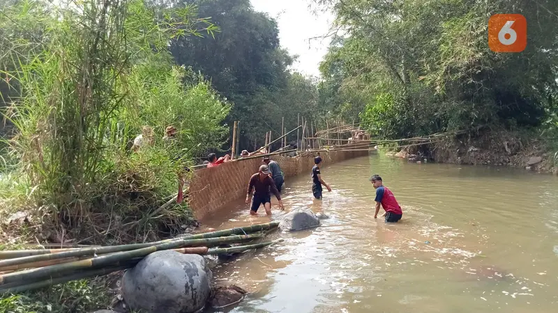 Warga gotong royong membangun bendungan irigasi Leuwi Lio untuk mengairi lahan pesawahan di Desa Cikujang, Gunungguruh, Kabupaten Sukabumi (Liputan6.com/Istimewa).