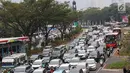Kendaraan terjebak kemacetan saat melintas di Jalan Sudirman, Senayan, Jakarta, Minggu (2/9). Tingginya antusiasme warga yang ingin menonton penutupan Asian Games 2018 menyebabkan kawasan Senayan dipadati kendaraan. (Liputan6.com/Immanuel Antonius)