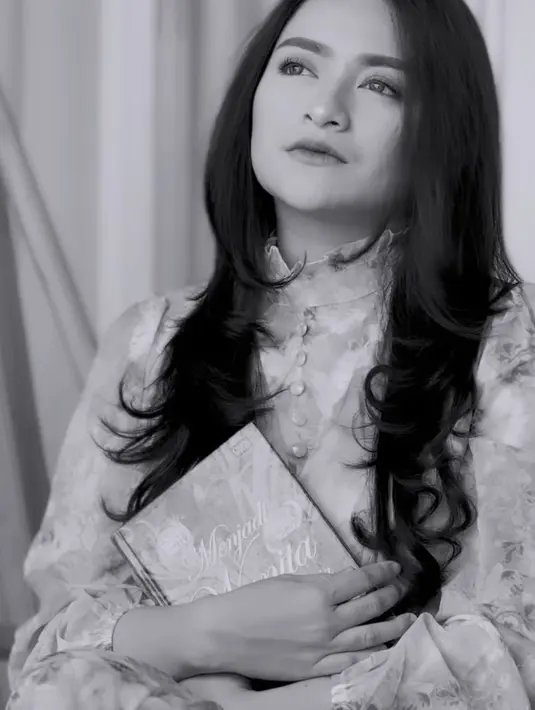 Dalam unggahan tersebut, tampak Nathalie memerlihatkan rambut panjang model belah tengah tanpa poni. (@nathalieholscher)