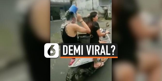 VIDEO: Aksi Pria Mandi Sambil Naik Motor, Demi Viral?