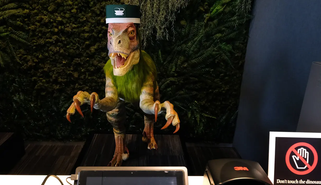 Robot dinosaurus menyambut para tamu dari meja resepsionis Hotel Henn-na di Urayasu, Tokyo, 31 Agustus 2018. Nama Henn na, jika diterjemahkan, berarti “aneh” – dan mungkin pemberian nama ini cukup sesuai dengan image layanan hotel. (AFP/Kazuhiro NOGI)