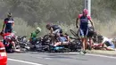 Sejumlah pebalap berjatuh usai mengalami insiden kecelakaan saat babak ketiga Tour de France dari Anvers ke Huy di Belgia, Senin (6/7/2015). (REUTERS/Eric Gaillard)