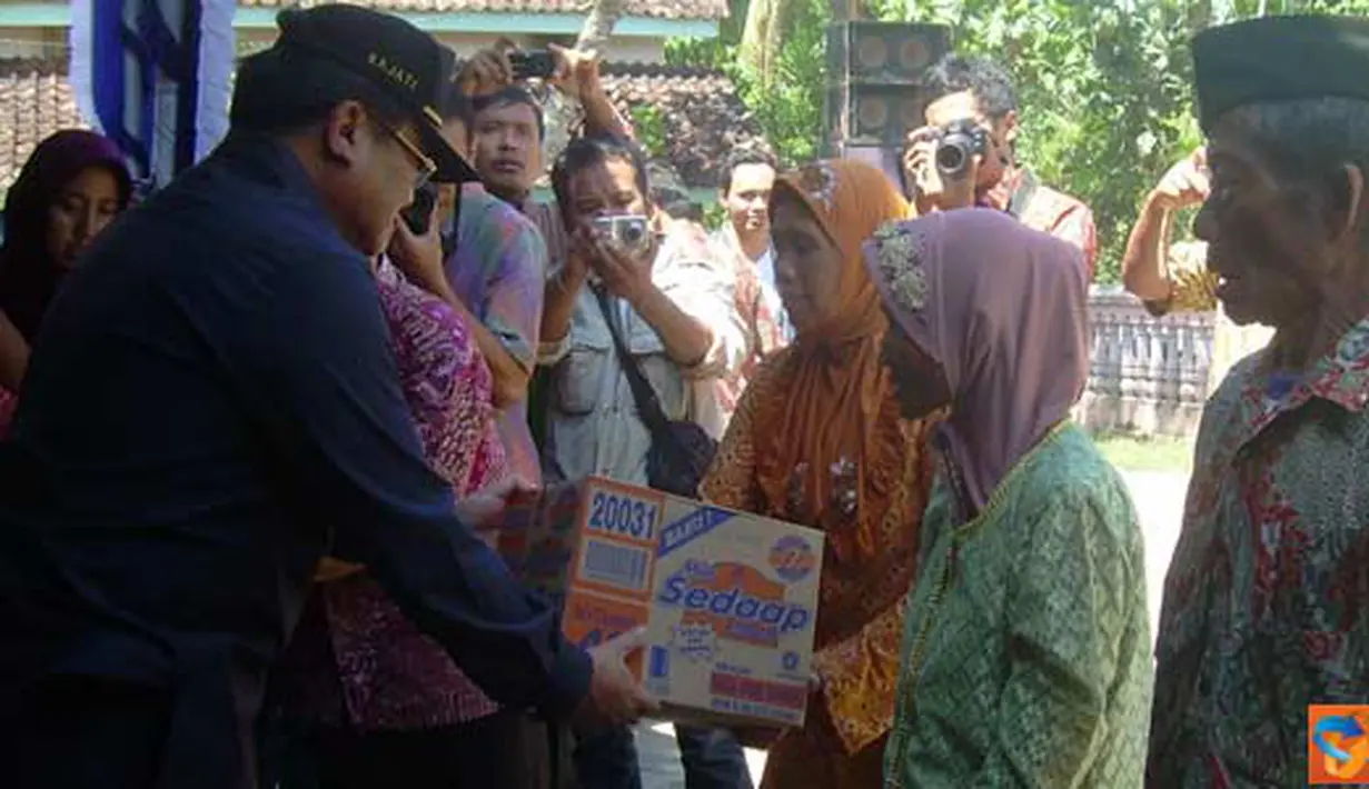 Citizen6, Ponorogo: Kajati jatim memberikan bantuan secara simbolis. (Pengirim: Aprilia)