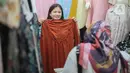 Sesekali ditemui beberapa pengunjung yang tengah melakukan tawar-menawar dengan pedagang. (Liputan6.com/Faizal Fanani)