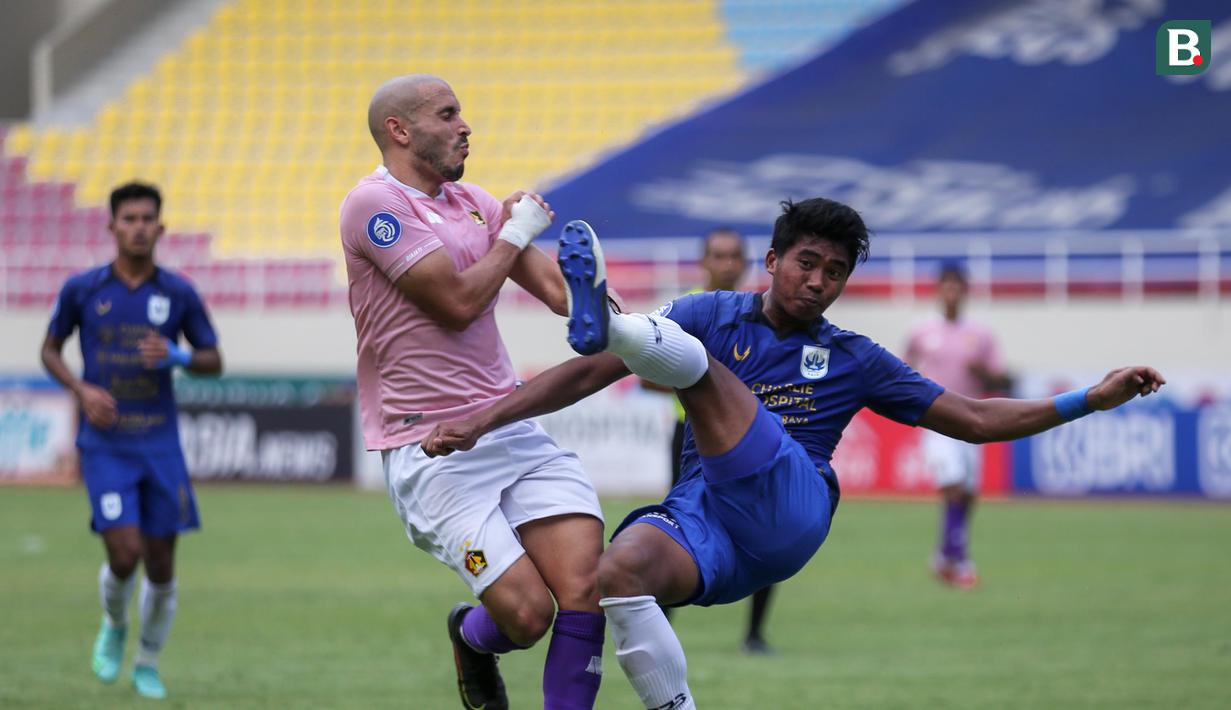 Pemain Persik Kediri, Youssef Ezzejjari Lhasnaoui (kiri) dan pemain PSIS Semarang, M Rio Saputro berebut bola saat laga pekan ketujuh BRI Liga 1 2021/2022 antara PSIS Semarang melawan Persik Kediri di Stadion Manahan, Solo, Jumat (15/10/2021). (Bola.com/Bagaskara Lazuardi)