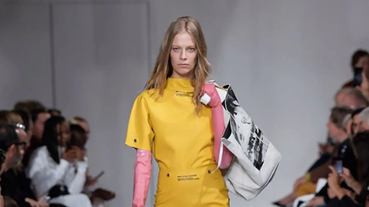 Calvin Klein Rilis Sarung Tangan Karet Pink Seharga Rp 7 Juta