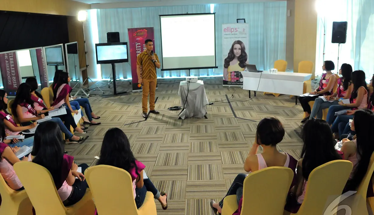 Dengan gaya khasnya yang enerjik, Choky mampu membuat para peserta kelas presenting Micel 2014 menjadi bersemangat, Jakarta, Selasa (21/10/2014) (Liputan6.com/Faisal R Syam)