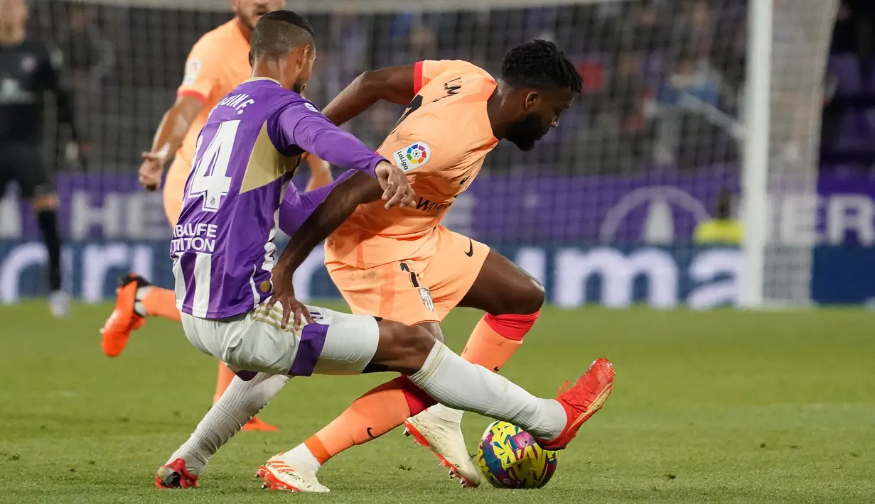 Sedangkan Real Valladolid sempat membelas melalui Cyle Larin serta Sergio Escudero. (Photo by CESAR MANSO / AFP)