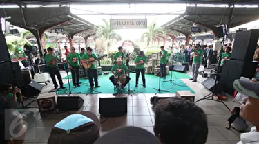 Grup Orkes Pancaran Sinar Petromaks (PSP) bermain musik dalam aksi kampanye Ngamen Anti Korupsi yang diselenggarakan di Stasiun Jakarta Kota (20/5). Acara ini merupakan cara KPK untuk  mengajak publik berantas korupsi. (Liputan6.com/Immanuel Antonius)