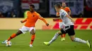 Gelandang Belanda, Georginio Wijnaldum, berusaha melewati bek Jerman, Matthias Ginter, pada laga Kualifikasi Piala Dunia 2022 di Hamburg, Jumat (6/9). Jerman kalah 2-4 dari Belanda. (AFP/Patrik Stollarz)