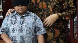 Zulkifli Hasan saat menerima Jefri Setiawan di Ruang kerjanya Komplek Parlemen, Senayan, Jakarta, Senin (9/1). Anak berusia 10 tahun ini mewakili Indonesia bermain keyboard dan bernyanyi sebanyak 50 lagu dengan mata tertutup. (Liputan6.com/JohanTallo)