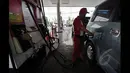 Seorang petugas SPBU mengisi bahan bakar ke salah satu kendaraan di Kuningan, Jakarta, Senin (19/1/2015). (Liputan6.com/Miftahul Hayat)