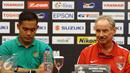 Pelatih Timnas Indonesia, Alfred Riedl (kanan) bersama kiper Andritany saat memberi keterangan jelang semifinal leg pertama Piala AFF 2016 melawan Vietnam di Bogor, Jumat (2/12). Laga digelar Stadion Pakansari, (3/12). (Liputan6.com/Helmi Fithriansyah)