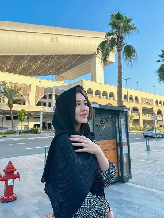 Di beberapa foto yang diunggahnya di akun Instagram pribadinya, terlihat Aaliyah Massaid menggunakan selendang berwarna hitam. [Foto: Instagram/aaliyah.massaid]