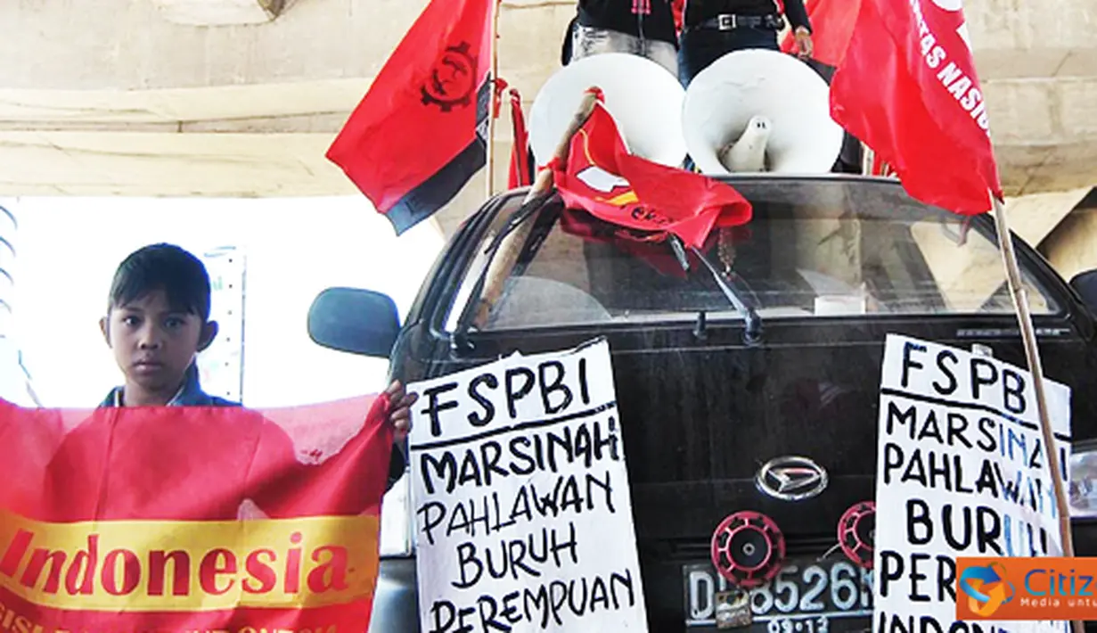 Citizen6, Makassar: Aksi kali ini para buruh menyerukan agar menjadikan tanggal gugurnya Marsinah, yakni 8 mei, sebagai hari perjuangan buruh perempuan Indonesia dan memperjuangkan Marsinah sebagai pahlawan buruh perempuan Indonesia.(Pengirim:Rahmad Didi)