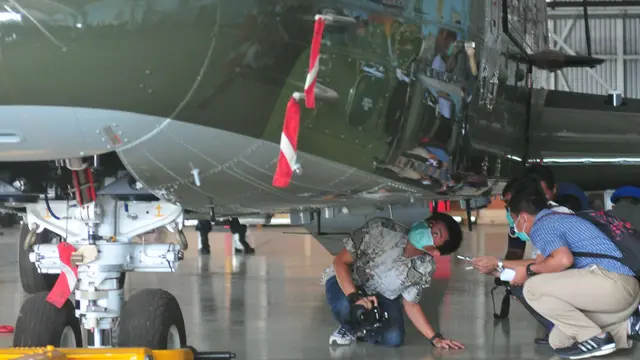 KPK dan POM TNI melakukan pemeriksaan Helikopter AW 101 di Skadron Teknik 021, Kamis (24/8/2017).