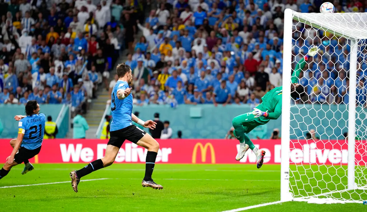 Penjaga gawang Ghana Lawrence Ati-Zigi menyelamatkan bola dari pemain Uruguay Edinson Cavani pada pertandingan sepak bola Grup H Piala Dunia 2022 di Stadion Al Janoub, Al Wakrah, Qatar, 2 Desember 2022. Uruguay mengalahkan Ghana 2-0, namun tetap tak lolos ke babak 16 besar Piala Dunia 2022. (AP Photo/Manu Fernandez)