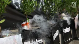 Aktivis Walhi melakukan aksi protes pembakaran hutan, Jakarta, Selasa (8/8). Walhi menuntut pemerintah dapat menegakkan hukum bagi korporasi pembakar hutan yang telah berlangsung setiap tahun. (Liputan6.com/Immanuel Antonius)