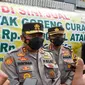 Kapolda Jawa Barat Irjen Pol Suntana memantau distribusi minyak goreng curah di Pasar Pasalaran Kabupaten Cirebon. Foto (Istimewa)