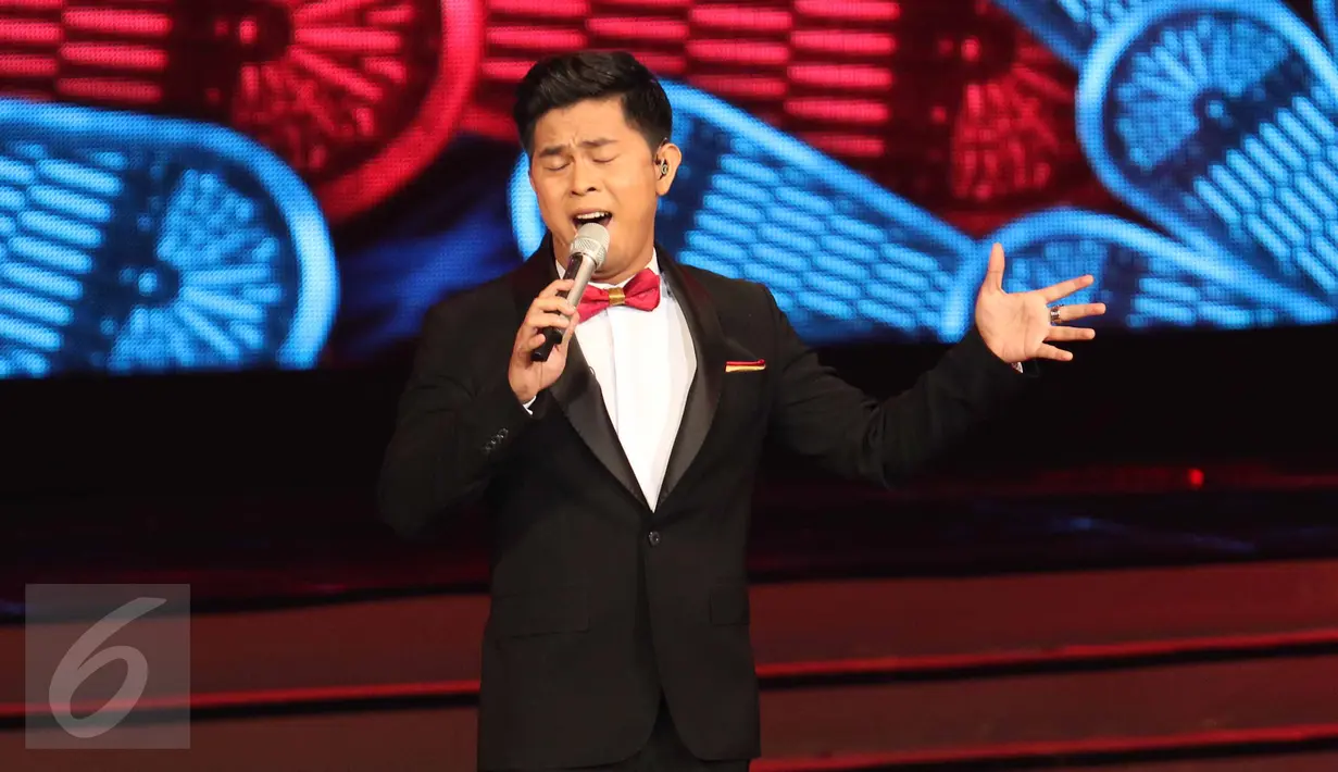 Penyanyi Cakra Khan saat menghibur para penonton pada Grand Final Puteri Indonesia 2017 di JCC, Jakarta, Jumat (31/3). Finalis Puteri Indonesia 2017 DKI 5, Bunga Jelitha Ibrani terpilih sebagai Puteri Indonesia 2017. (Liputan6.com/Angga Yuniar)