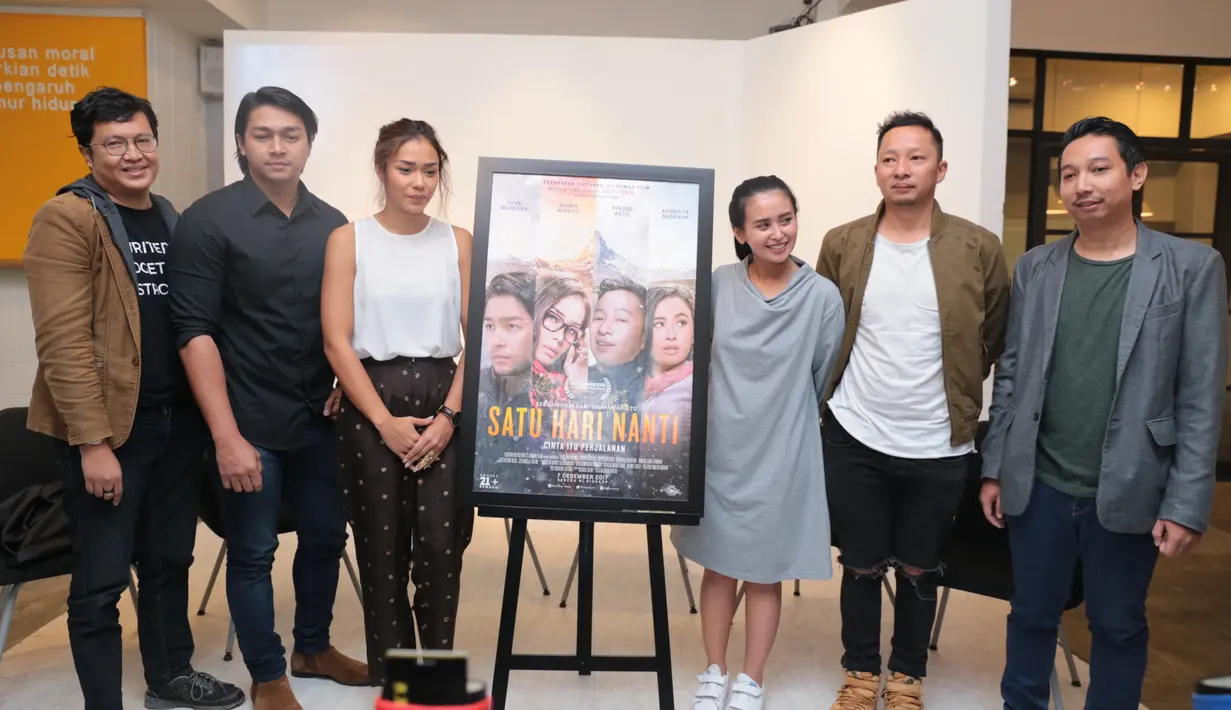 Film Satu Hari Nanti rencananya akan ditayangkan pada 7 Desember 2017 nanti. Sederet bintang film papan atas seperti Ringgo Agus Rahman, Deva Mahenra, Ayushita, dan Ardinia Wirasti bermain di dalamnya. (Adrian Putra/Bintang.com)