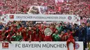 Pemain Bayern Munchen berfoto dengan trofi Bundesliga usai mengalahkan Frankfurt di Allianz Arena, Jerman, Sabtu (18/5). Munchen menang 5-1 atas Frankfurt. (John Macdougall/AFP)