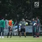 Pelatih Timnas Indonesia U-23. Luis Milla (kedua kiri) memberi arahan jelang latihan di Lapangan A Kompleks GBK, Jakarta, Kamis (21/6). Timnas Indonesia U-23 akan melakoni laga uji coba melawan Korsel U-23, Sabtu (23/6). (Liputan6.com/Helmi Fithriansyah)