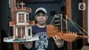 Sejumlah miniatur kapal layar dan rumah ibadah yang telah selesai dibuat di kediamannya di kawasan Kalipasir Dalam, Cikini, Jakarta Pusat, Senin (5/9/2022). Kerajinan miniatur yang dibuat biasanya seperti kapal layar, rumah, dan rumah ibadah. (merdeka.com/Iqbal S Nugroho)