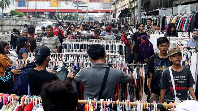 Hari Terakhir Puasa, Warga Berburu Baju Bekas di Senen