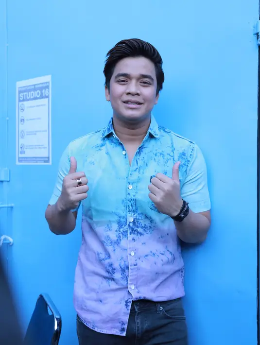 "Insya Allah mau bikin single Pantun Cinta, nyanyi bareng sama Posan Tobing," ujar Billy Syahputra di studio Detik Square, Mampang, Jakarta Selatan, Jumat (8/1). (Galih W. Satria/Bintang.com)