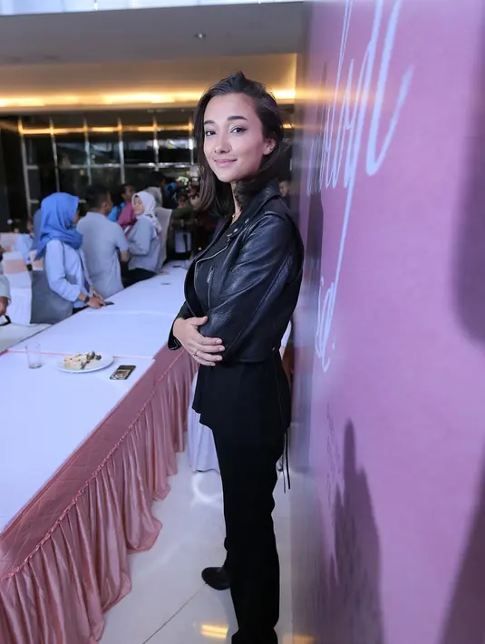 Cantik Carissa Perusset dengan memakai jaket kulit hitam harley. Meski terlihat tomboi tapi tetap saja pesona Carissa tidak dapat dihilangkan (KapanLagi.com/Deki Prayoga)