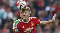 Gelandang Manchester United, Bastian Schweinsteiger duel udara dengan pemain Sunderland, Lee Cattermole pada laga Liga Inggris di Stadion Old Trafford, Manchester, Sabtu (26/9/2015). (Reuters/Andrew Yates)