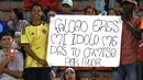 Fans Millonarios membentangkan poster untuk Radamel Falcao pada laga lanjutan Liga Kolombia di Atanasio Girardot Stadium, Medellin, Kolombia 18 Juli 2024. (AFP/Jaime Saldarriaga)