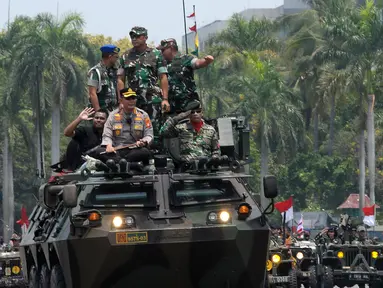 Defile kendaraan alat utama sistem pertahanan (Alutsista) Tentara Nasional Indonesia (TNI) pada acara gladi bersih HUT ke-78 TNI di Lapangan Silang Monas, Jakarta, Selasa (3/10/2023). HUT ke-78 TNI mengangkat tema "TNI Patriot NKRI Pengawal Demokrasi untuk Indonesia Maju". (merdeka.com/Imam Buhori)