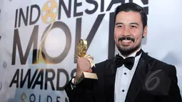 Senyum Chicco Jerikho saat berpose dengan piala Indonesian Movie Awards 2015 kategori Pemeran Utama Pria Terbaik yang diterimanya di Balai Sarbini, Jakarta, Senin (18/5/2015). (Liputan6.com/Helmi Afandi)