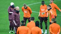 Pelatih Real Madrid, Zinedine Zidane memimpin sesi latihan timnya menjelang laga Liga Champions vs Shakhtar Donetsk di stadion Olympiyskiy di Kiev, Senin (30/11/2020). Real Madrid akan bermain tandang melawan Shakhtar Donetsk pada Selasa malam 1 Desember 2020 waktu setempat. (Sergei SUPINSKY/AFP)
