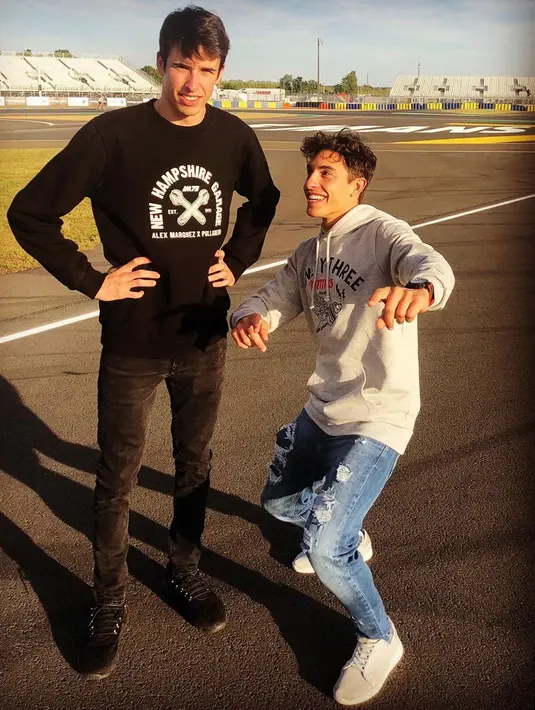 Tampan, berbakat, berprestasi dan kompak abis, kakak beradik ini memang cocok disebut sebagai brother goals ya! (Liputan6.com/IG/@marcmarquez9)