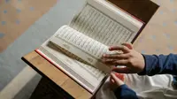 Ilustrasi membaca Al-Qur'an. (Foto oleh Alena Darmel: https://www.pexels.com/id-id/foto/tangan-gadis-duduk-dalam-ruangan-8164742/)