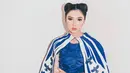 Tidak selalu bergaya simple, namun Isyana Sarasvati juga kerap tampil glamor. Ini contohnya, dengan dress berwarna biru dan dipadukan dengan outer yang senada, Isyana tampak memukau. Terlebih model rambutnya yang unik. (Instagram/isyanasarasvati)