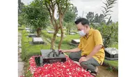 Ruben Onsu Ziarah ke Makam di Hari Ulang Tahun Olga Syahputra