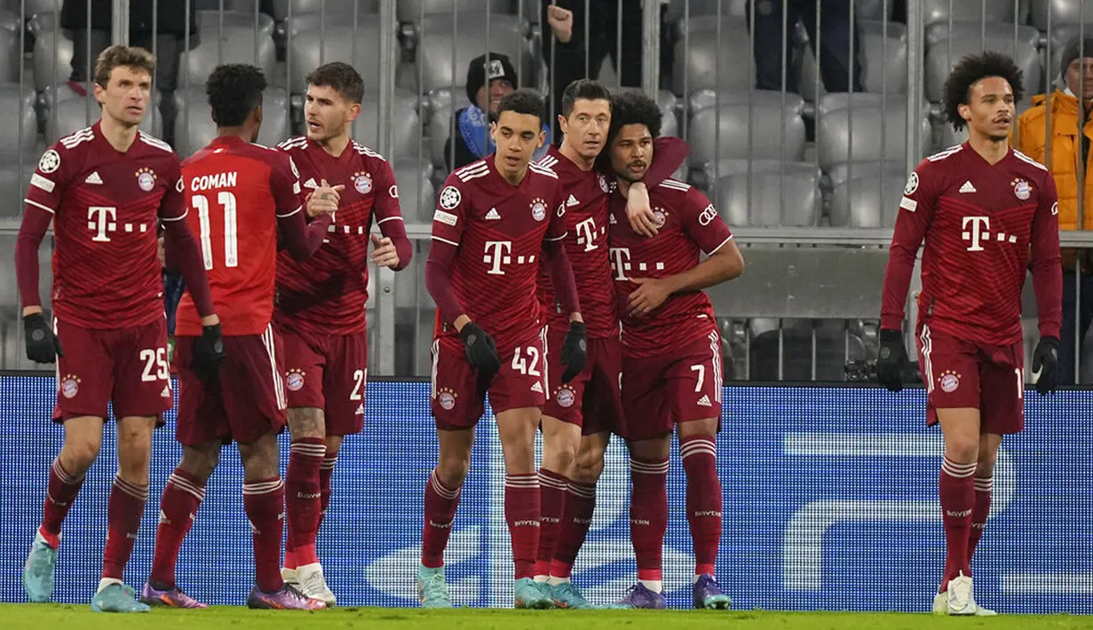 Pemain Bayern Munchen Robert Lewandowski (tengah) merayakan dengan rekan setimnya setelah mencetak gol ke gawang Salzburg pada pertandingan leg kedua babak 16 besar Liga Champions di Munich, Jerman, 8 Maret 2022. Bayern Munchen menang 7-1. (AP Photo/Matthias Schrader)