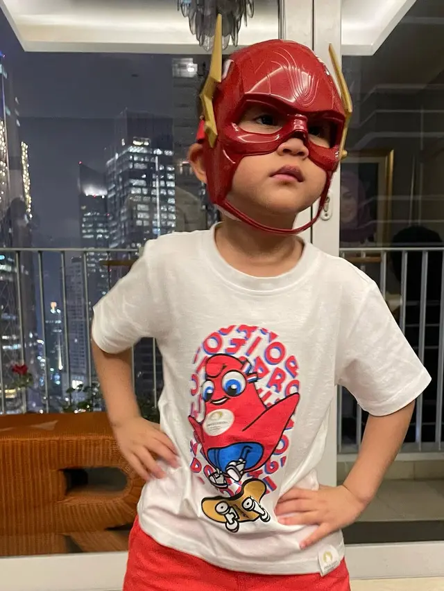 Potret Rayyanza Cosplay Jadi Superhero Flash. (instagram/raffinagita1717)