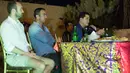 Presiden Inter Milan, Erick Thohir (kanan) bersama legenda hidup, Youri Djorkaeff (tengah) berinteraksi dengan anggota Inter Club Indonesia pada acara puncak Gathering Nasional ke-4 di GWK, Bali, Sabtu (29/8/2015). (Bola.com/Vitalis Yogi Trisna)