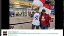 Bendera merah putih menjadi atribut utama warga Indonesia saat memberi dukungan langsung kepada Rio Haryanto di depan paddock Manor Racing di Sirkuit Internasional Sakhir, Bahrain, Kamis (31/3/2016). (Bola.com/Twitter)
