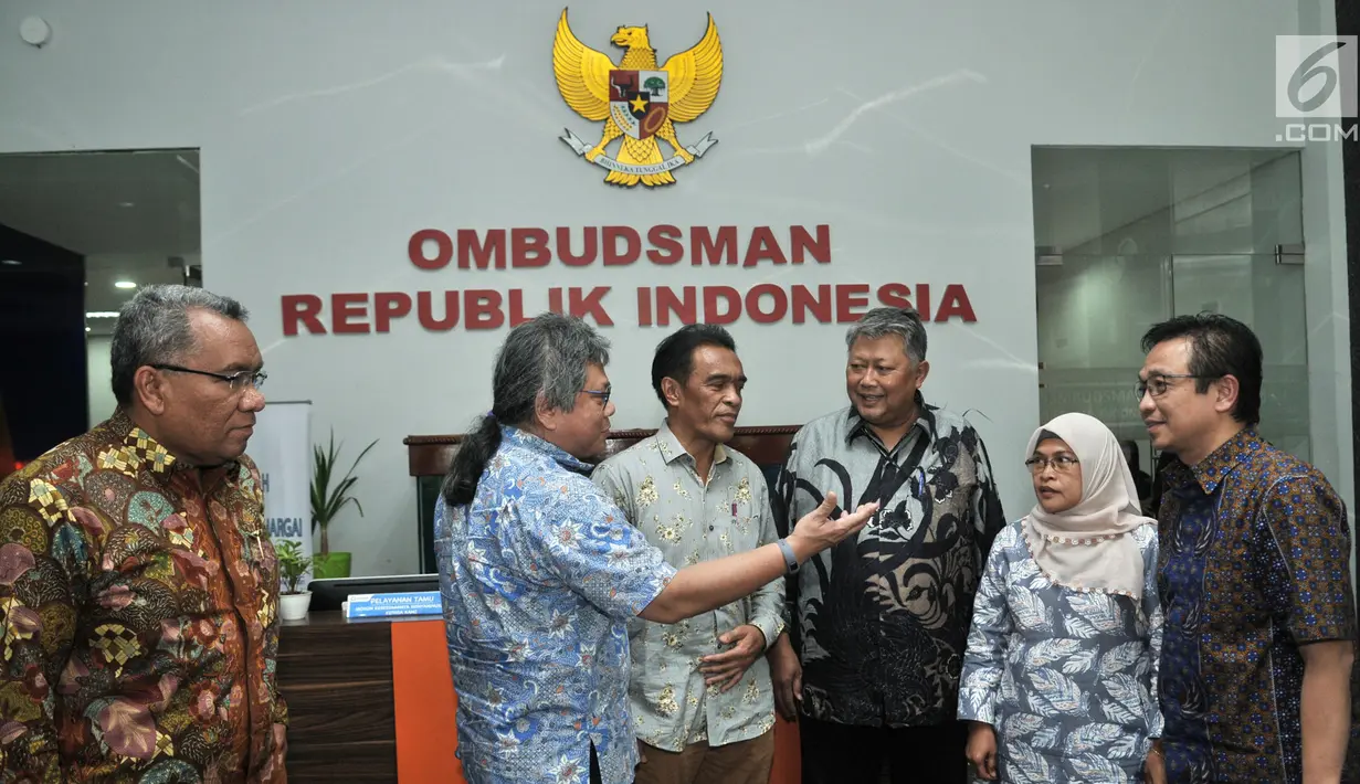 Pengurus Harian YLKI Sularsi, Sekjen Dewan Energi Kementerian ESDM Djoko Siswanto, Anggota Ombudsman RI Alvin Lie, Laode Ida, Direktur Strategis I PLN Djoko R Abuhanan, dan Ketua Komunitas Konsumen David Tobing usai pertemuan di Jakarta, Kamis (8/8/2019). (merdeka.com/Iqbal S. Nugroho)